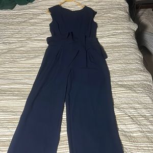 Ladies jumpsuit in navy.